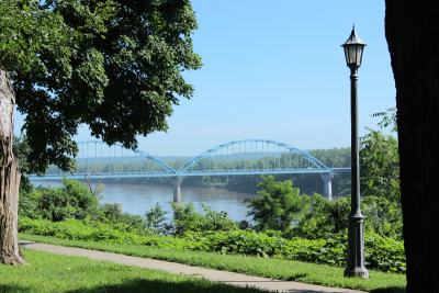 Centennial Bridge connecting MO to KS