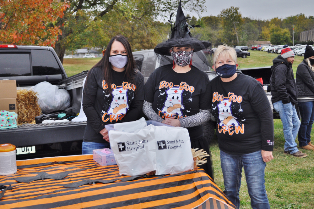 Fort Leavenworth families dress for FMWR Halloween costume contest, Article
